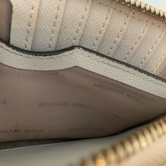 Classic Michael Kors Wallet - Picture 4 of 8